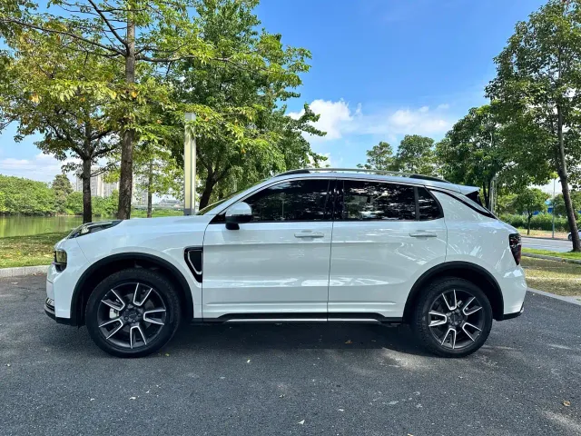 Lynk & Co 01 — Фото автомобиля 5