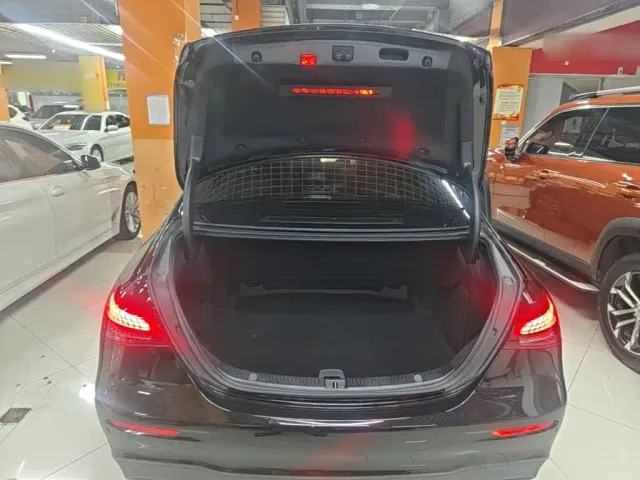 Mercedes-Benz E-Class — Фото автомобиля 18