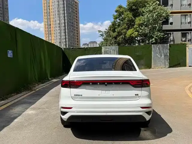 Geely Emgrand — Фото автомобиля 13