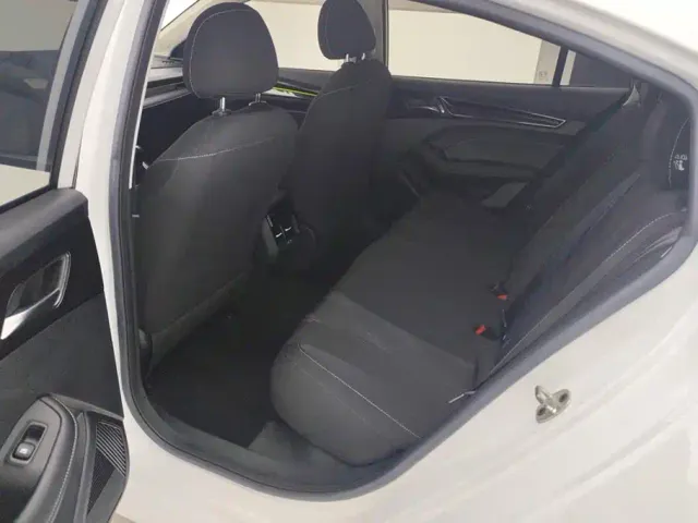 Roewe i5 — Фото автомобиля 11