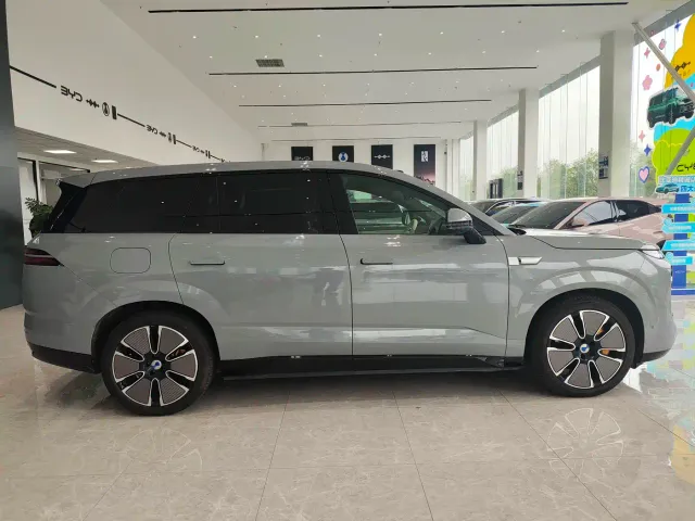 Denza N8L — Фото автомобиля 4