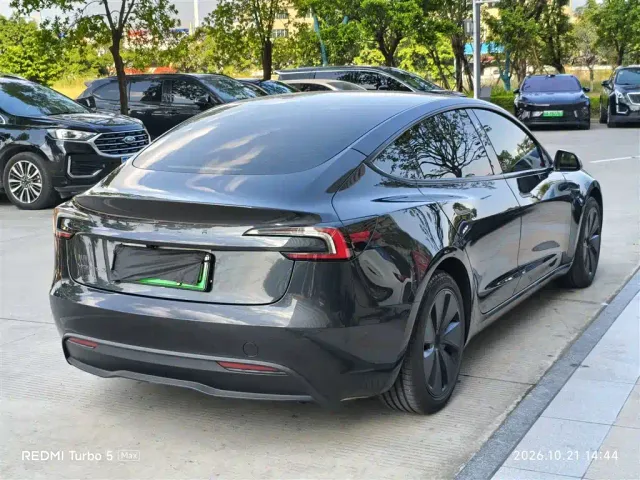Tesla Model 3 — Фото автомобиля 9