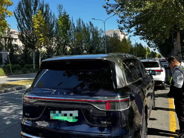 Aito M9 — Фото автомобиля 3