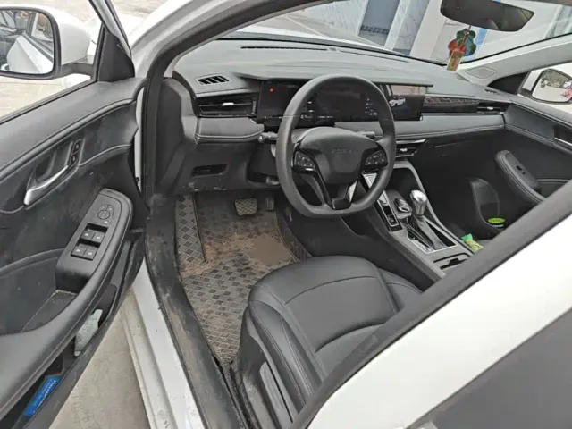 Roewe i5 — Фото автомобиля 15