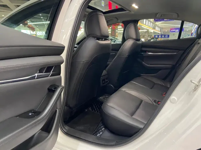 Mazda Axela — Фото автомобиля 8