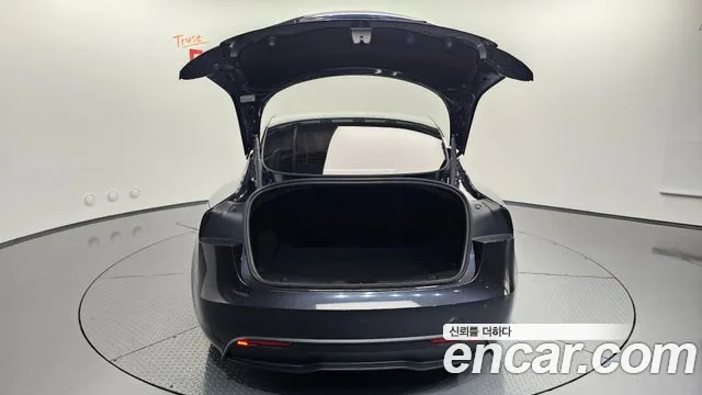 Tesla Model 3 — Фото автомобиля 8