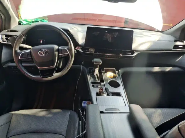 Toyota Sienna — Фото автомобиля 12