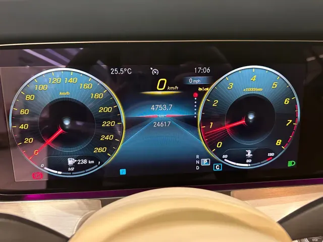 Mercedes-Benz E-Class — Фото автомобиля 16