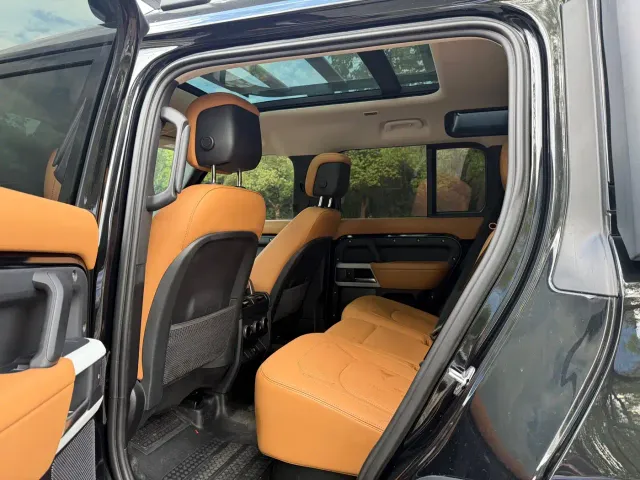 Land Rover Defender — Фото автомобиля 10