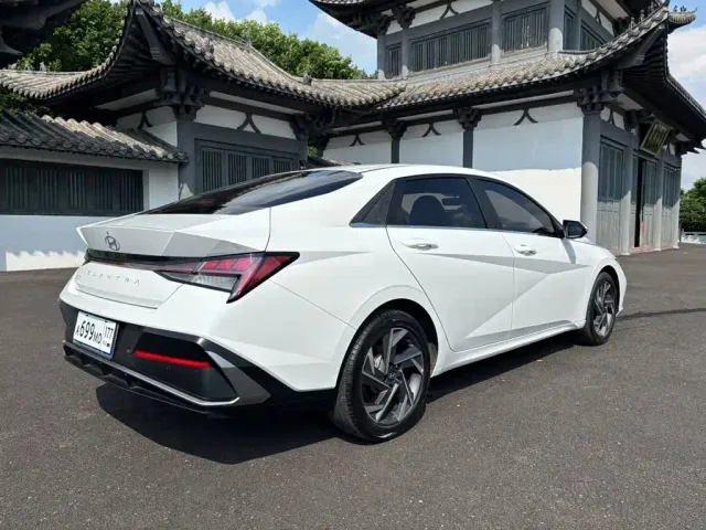 Hyundai Elantra — Фото автомобиля 18