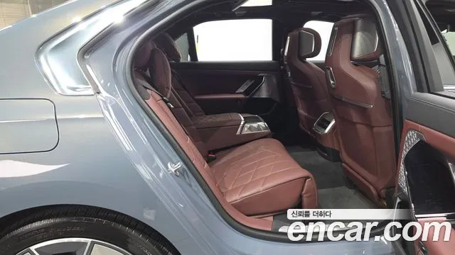 BMW i7 G70 — Фото автомобиля 11