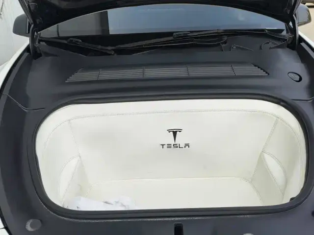Tesla Model Y — Фото автомобиля 10