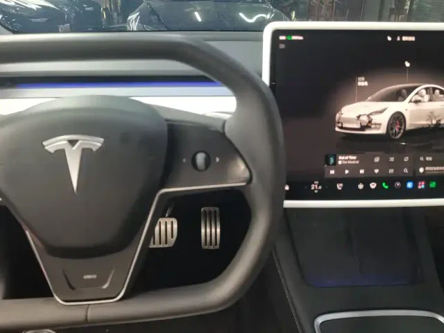 Tesla Model 3 — Фото автомобиля 12