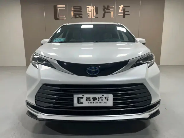 Toyota Sienna — Фото автомобиля 2