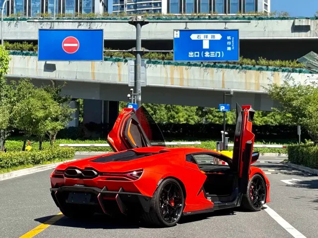 Lamborghini Revuelto — Фото автомобиля 7