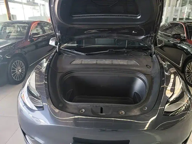 Tesla Model Y — Фото автомобиля 19