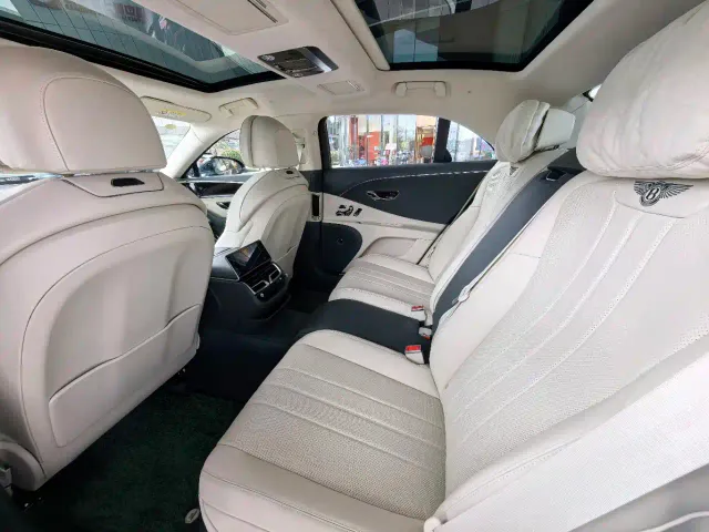 Bentley Flying Spur — Фото автомобиля 11