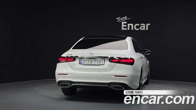 Mercedes-Benz E-Class — Фото автомобиля 4