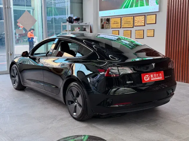 Tesla Model 3 — Фото автомобиля 5
