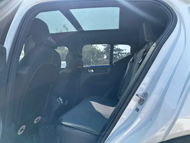 Volvo XC40 — Фото автомобиля 6