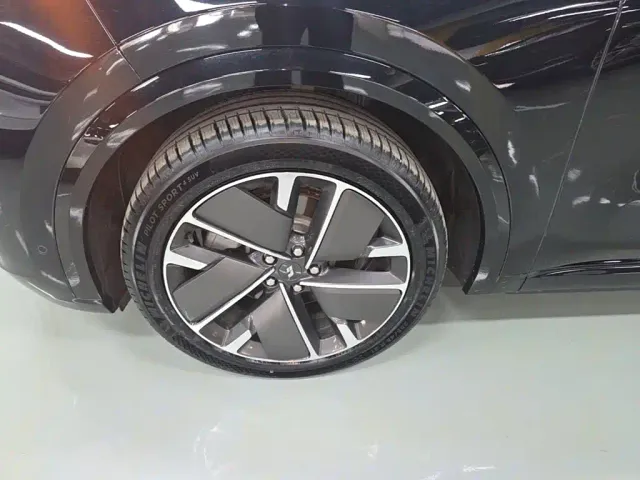 Li Auto L8 — Фото автомобиля 22