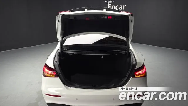 Mercedes-Benz E-Class — Фото автомобиля 17
