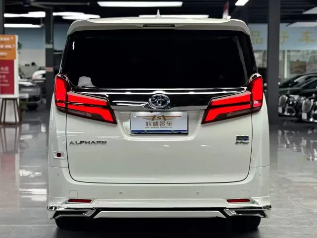 Toyota Alphard — Фото автомобиля 8