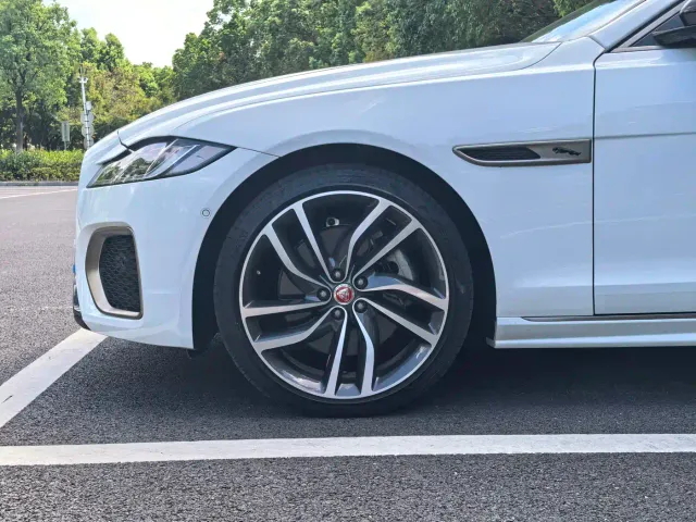 Jaguar XFL — Фото автомобиля 9