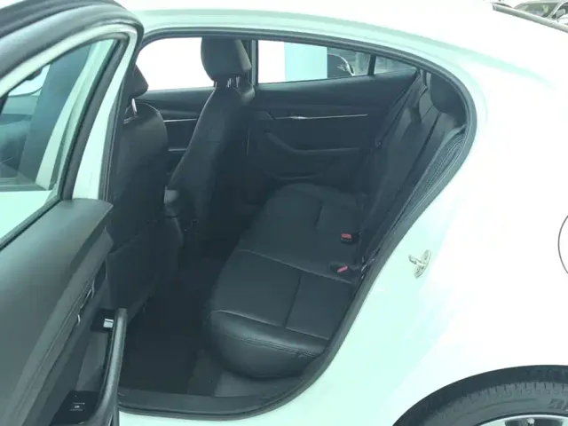 Mazda Axela — Фото автомобиля 11