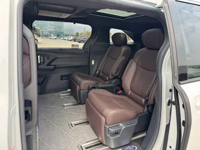 Toyota Sienna — Фото автомобиля 12
