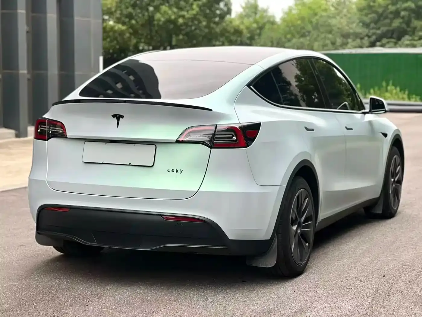 Tesla Model Y 2024 Rear-Wheel Drive Version — Фото автомобиля 4