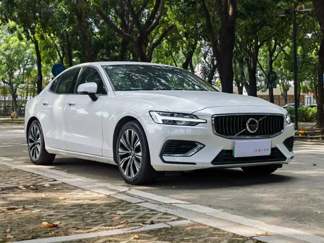 Volvo S60 Plug-in Hybrid — Фото автомобиля 3