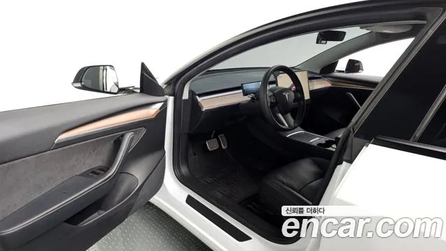 Tesla Model 3 — Фото автомобиля 9
