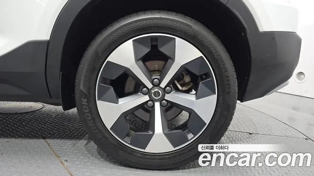 Volvo XC40 — Фото автомобиля 6