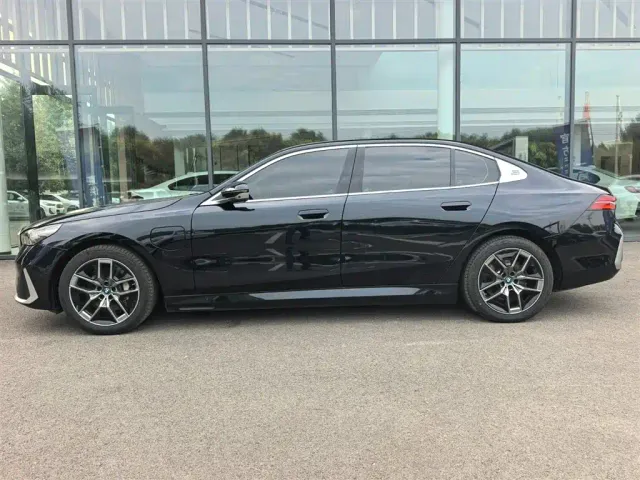 BMW BMW i5 2024 eDrive 35L Premium Luxury Package — Фото автомобиля 3