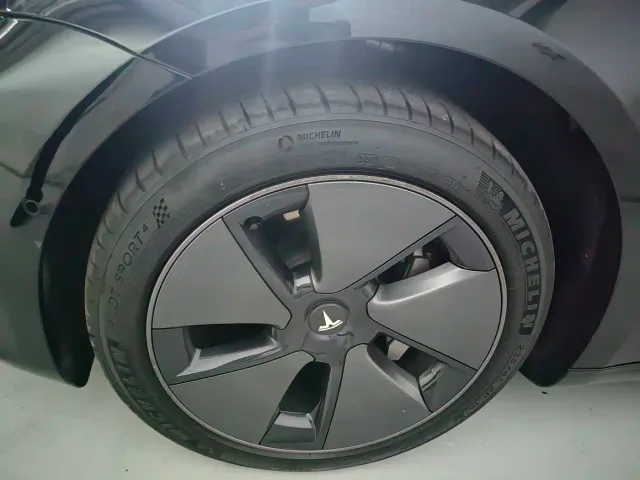 Tesla Model 3 — Фото автомобиля 3