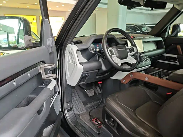 Land Rover Defender — Фото автомобиля 15