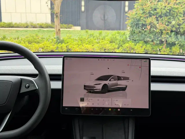Tesla Model 3 — Фото автомобиля 8