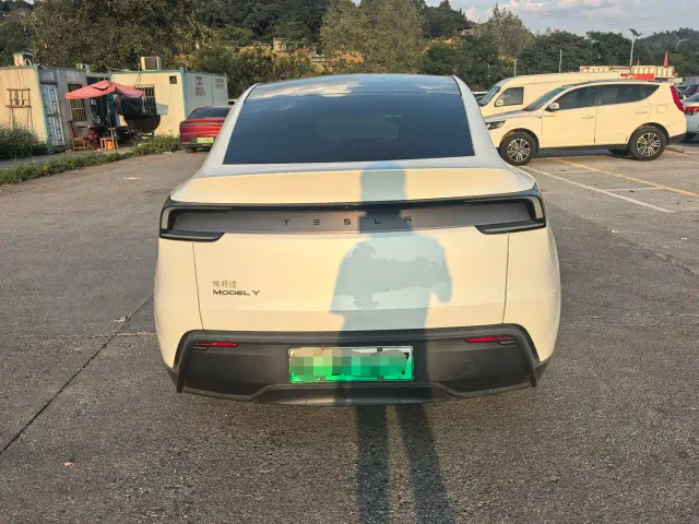 Tesla Model Y — Фото автомобиля 8