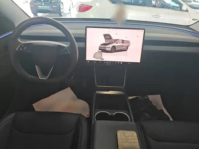 Tesla Model Y — Фото автомобиля 9