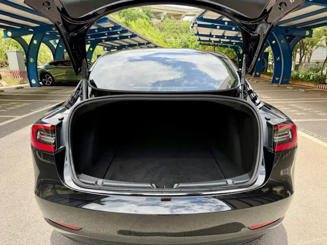 Tesla Model 3 — Фото автомобиля 14
