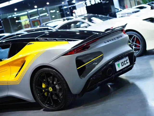Lotus Emira — Фото автомобиля 6