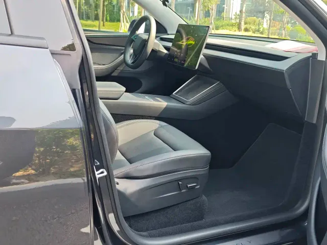 Tesla Model Y — Фото автомобиля 30