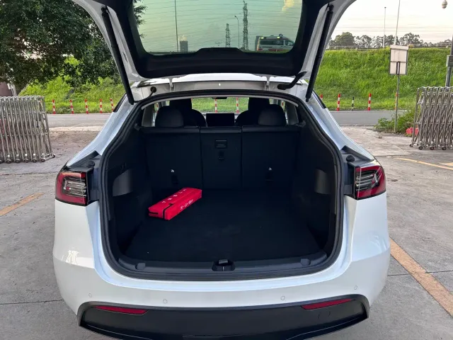 Tesla Model Y — Фото автомобиля 8