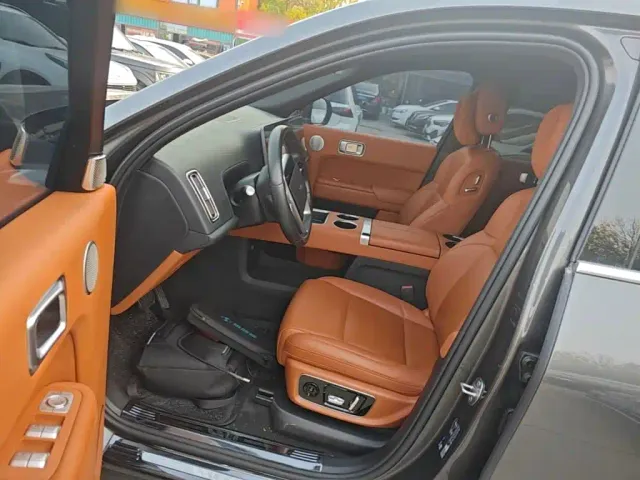Li Auto L8 — Фото автомобиля 15