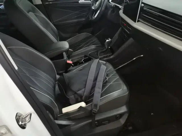 Volkswagen Tiguan L — Фото автомобиля 24