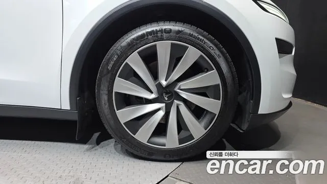 Tesla Model Y — Фото автомобиля 21