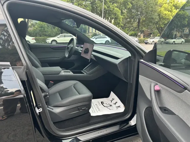 Tesla Model Y — Фото автомобиля 11