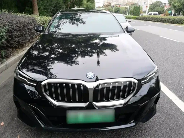 BMW i5 — Фото автомобиля 2