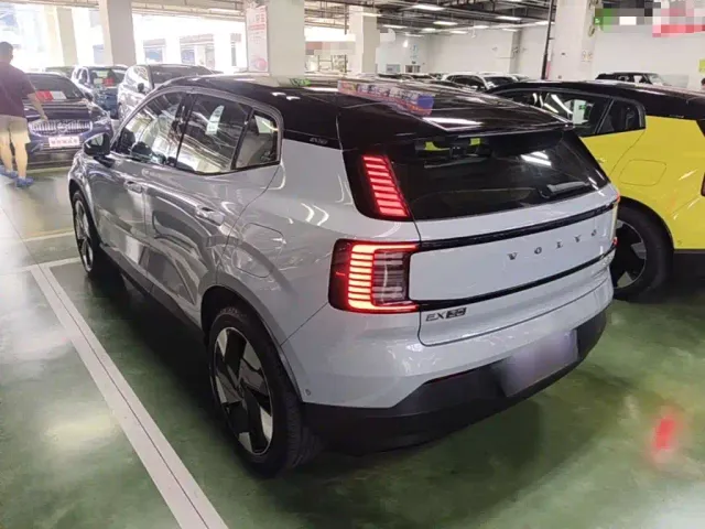 Volvo EX30 — Фото автомобиля 4